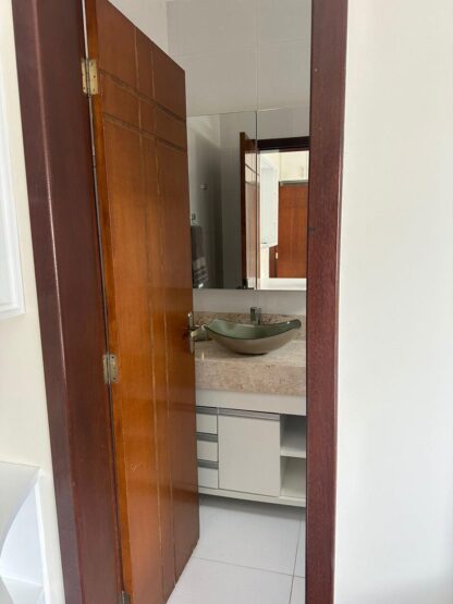 Quarto com armários planejados e ar-condicionado no Condomínio Bella Città em Mogi das Cruzes